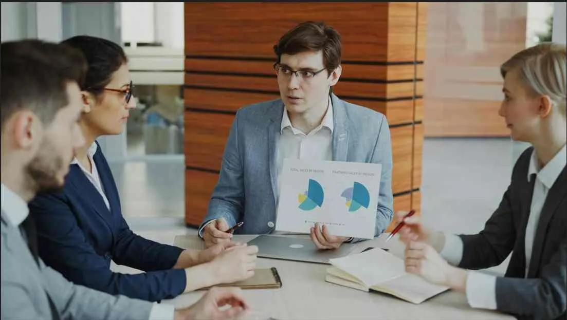 vertical integration vs horizontal business strategy overview