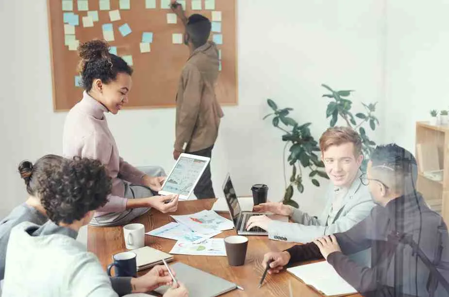 vertical integration vs horizontal examples and business expansion paths