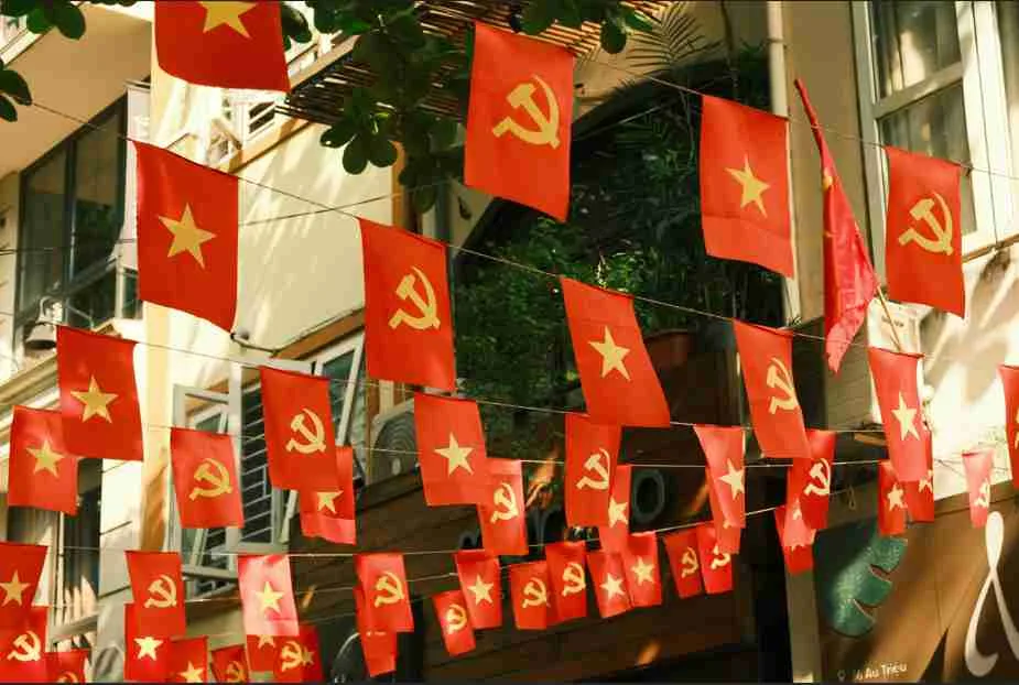 communism versus capitalism ownership and production systems